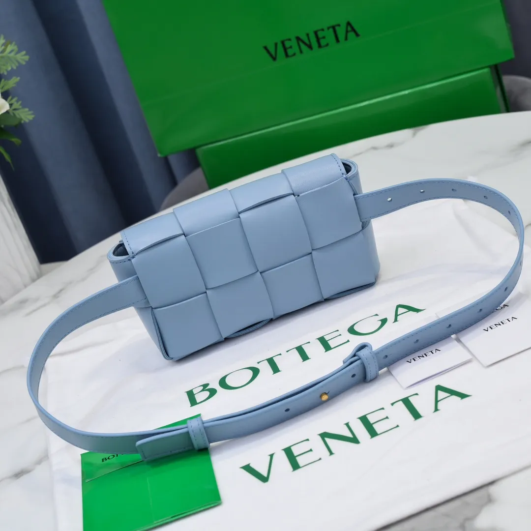 #𝐓𝐇𝐄 𝐁𝐄𝐋𝐓 𝐂𝐀𝐒𝐒𝐄𝐓𝐓𝐄 Checkered waist bag🔻 The hot cassette has a new style. The lambskin material is very light and has the same high-grade touch as always. It can be used as a handbag, waist bag, crossbody, or shoulder bag. Small and exquisite but very easy to use, it is stress-free to install iPhone plus, 💄lipstick 🕶️sunglasses! It continues the square shape of the cassette bag and does not deform after loading. It has a very concave shape! 【6815#】 Size: 17.5*9.5*5cm